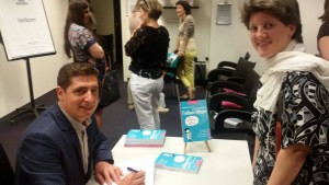 Dr Scola signe son livre "Comprendre et accompagner l'enfance bilingue" après une conférence à Eindhoven.